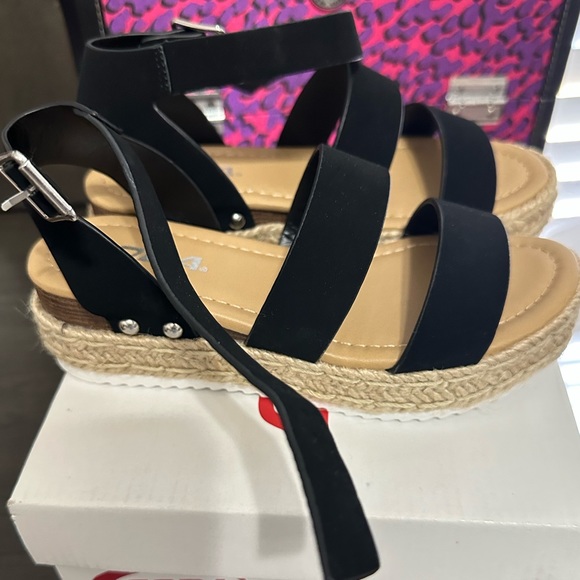 GIRLS' SODA LITTLE BRYCE FLATFORM SANDAL **BRAND NEW - NEVER WORN** - Picture 2 of 3